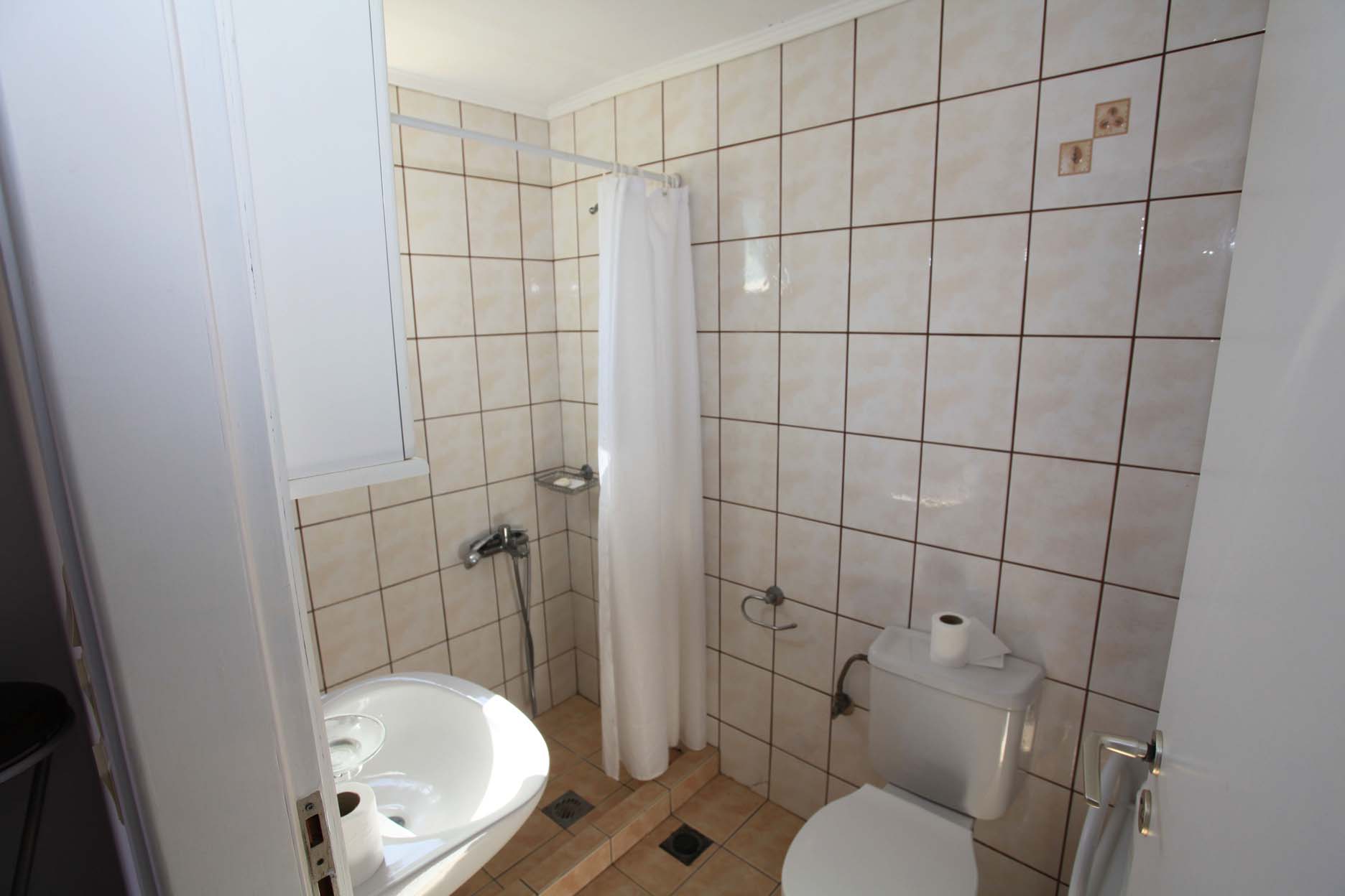 33 ff apartment bathroom