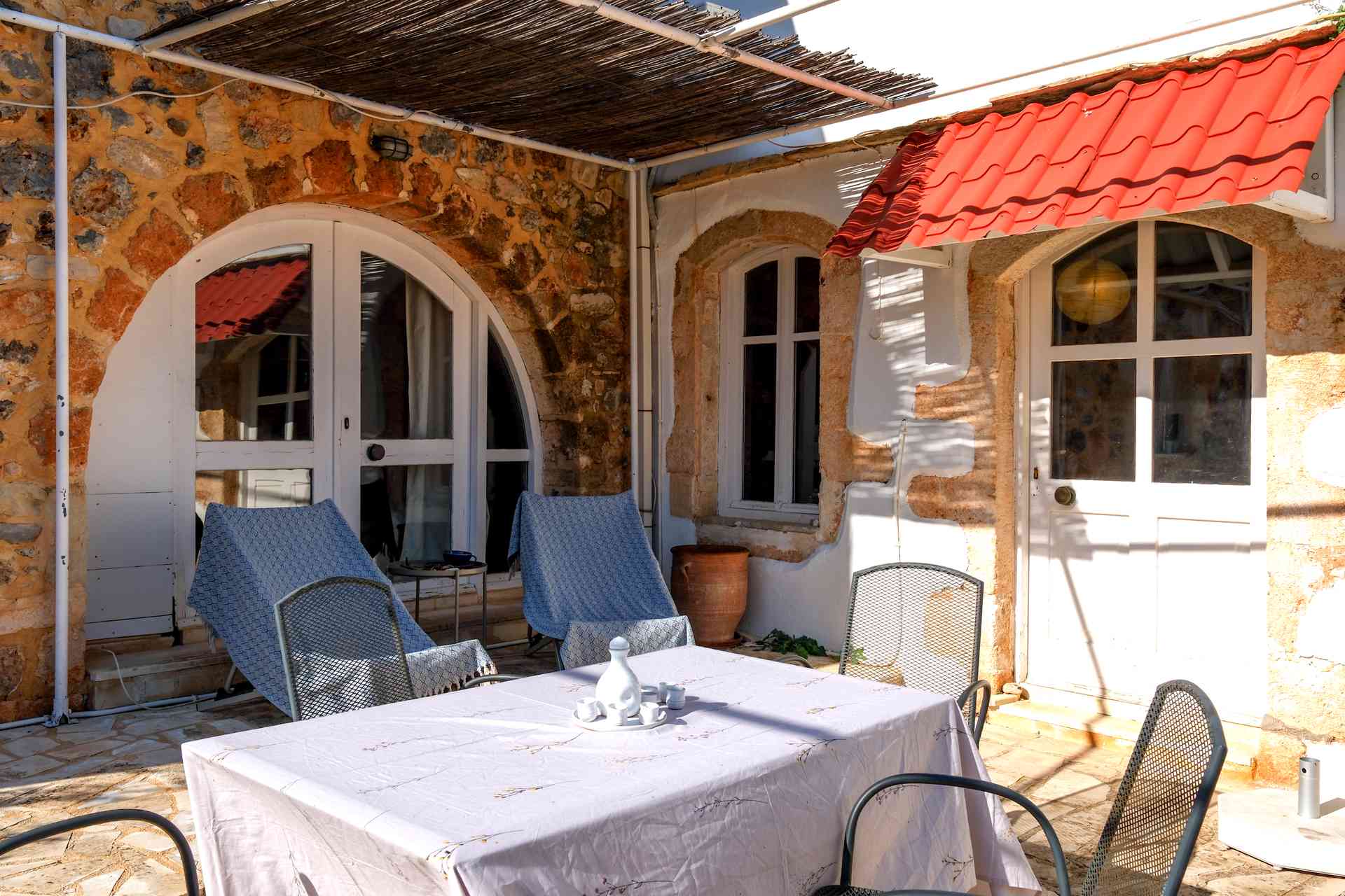 kr 0700 exterior courtyard 02