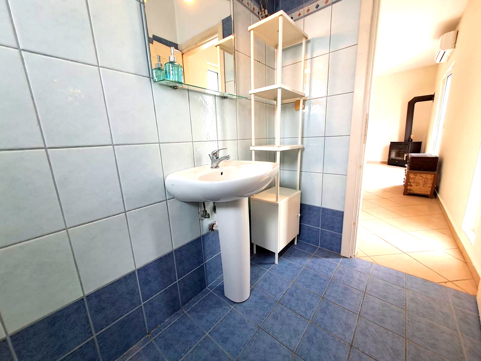09 bathroom