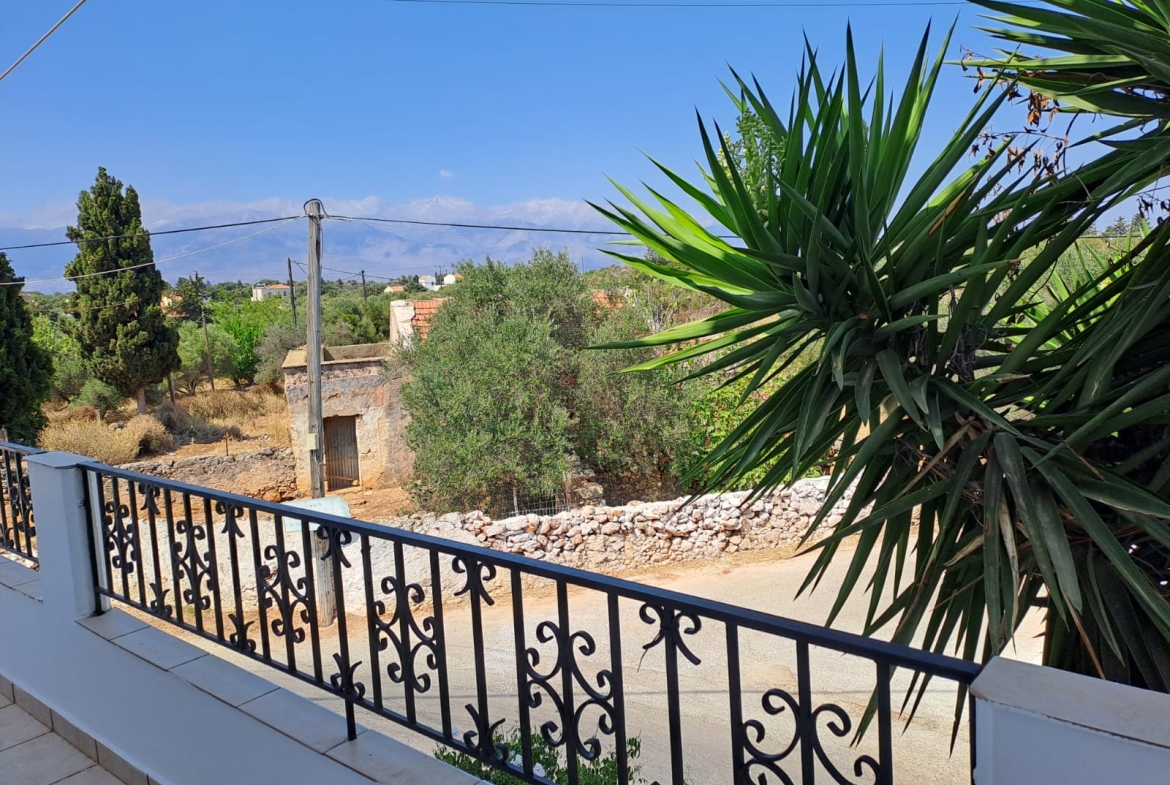 Listing photograph 6 of 33 of the house in Drapanos, published by Crete Island Real Estate.